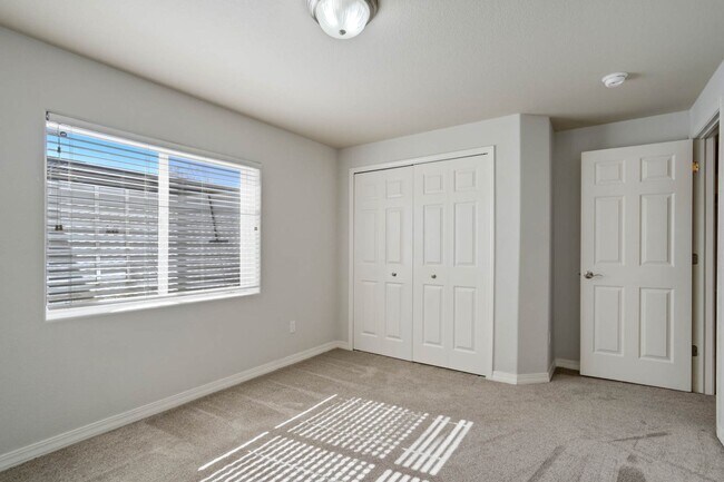 Building Photo - Main Level Living in Pine Creek...Views ar...