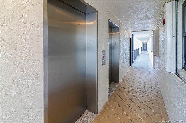 Building Photo - 9490 S Ocean Dr