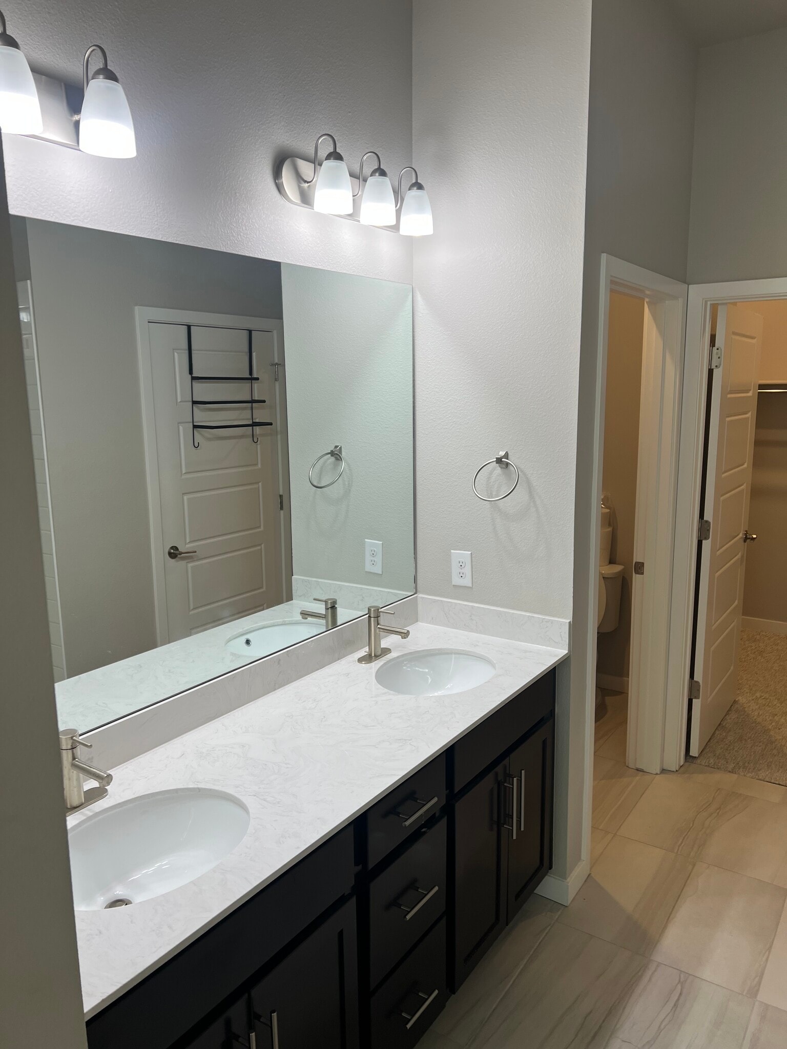 Master bath sink - 420 E Fremont Pl