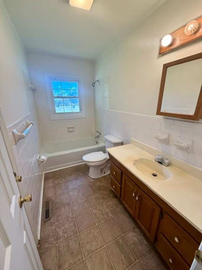 Building Photo - Three bedroom, 1 bath brick ranch in Liberty