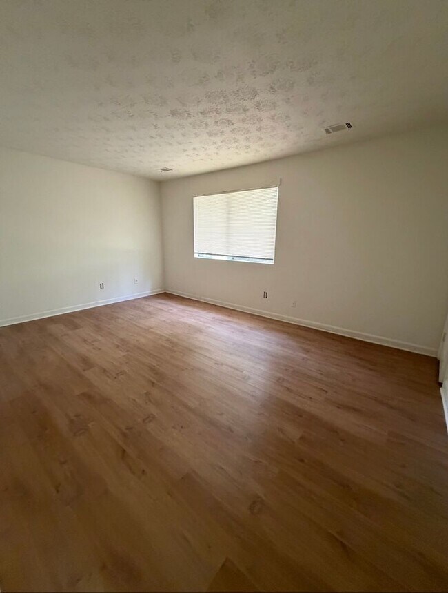 Building Photo - Newly remodeled ranch house in Jonesboro!