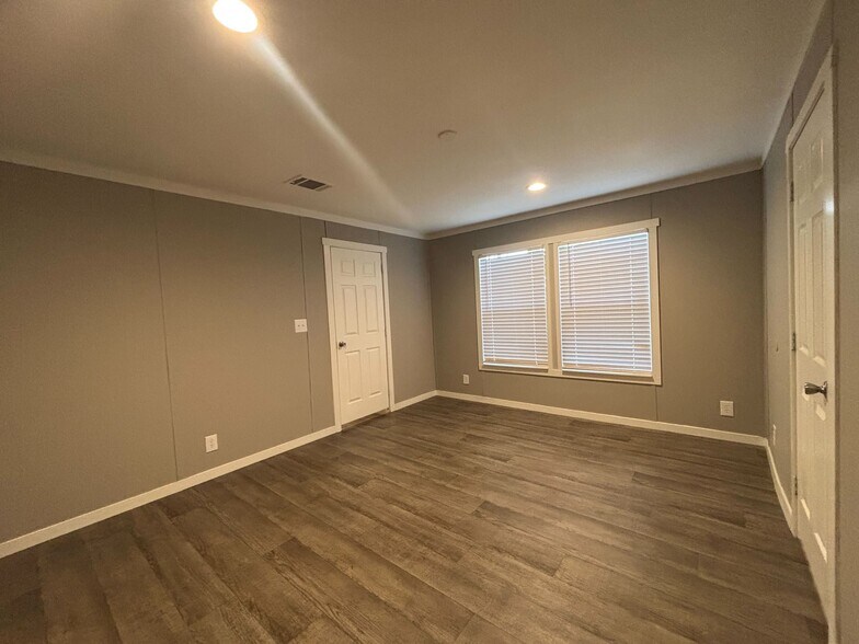 Building Photo - 116 E Semands St