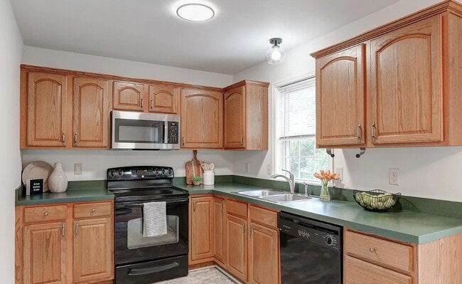 Building Photo - 352 Deerfield Dr