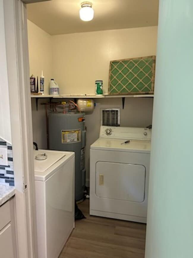 Building Photo - 3 Bedroom / 2 Bath Brick Ranch Home Kingsp...