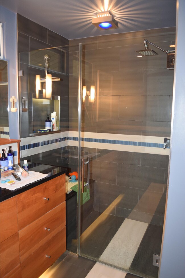 Building Photo - 301 Homan Ave