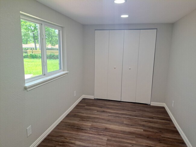 Building Photo - 5 bedroom / 2 bath