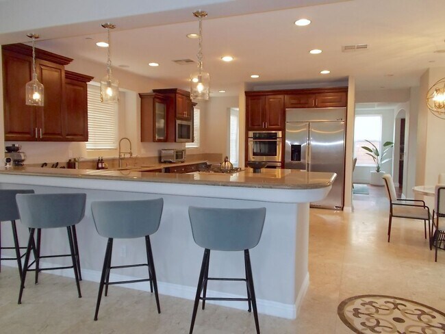 Building Photo - Spacious 4 Bed / 5 Bath Two-Story Home wit...