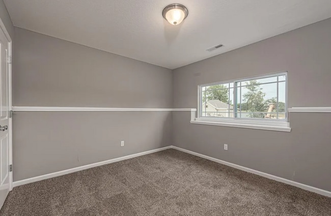 Building Photo - 4766 Lakecrest Dr