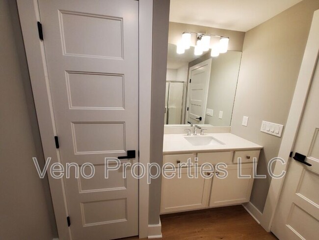 Building Photo - 154 Elm St