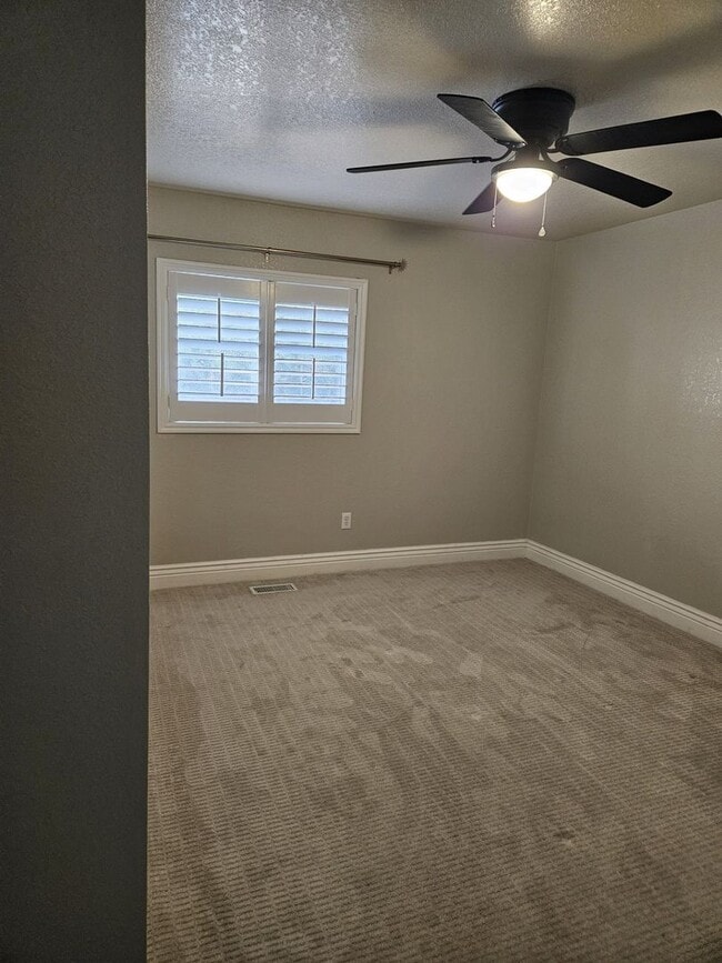 Building Photo - Wonderful townhome for rent in Nampa.  Near Lake Lowell.