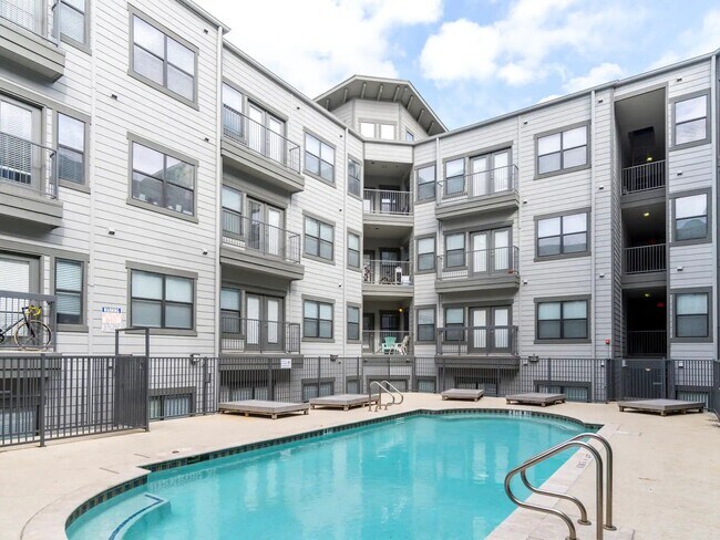 Building Photo - 4 Bedroom Condo In the UT Campus Area