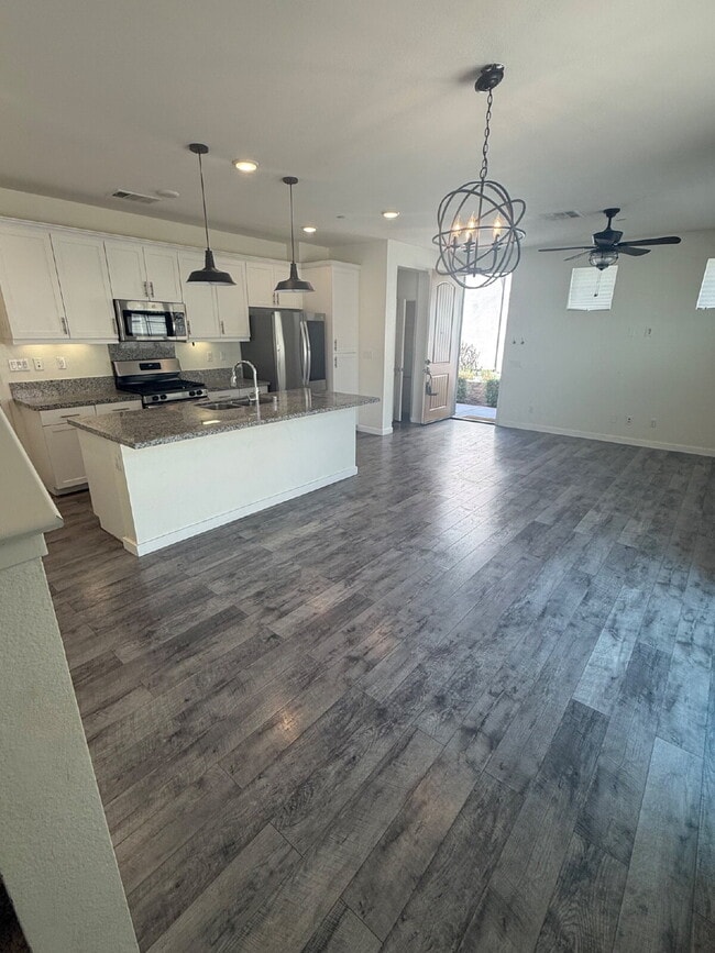 Building Photo - $500 OFF MOVE IN - Must take possession within 14 days.  Located in the desirable Vista Bella com...