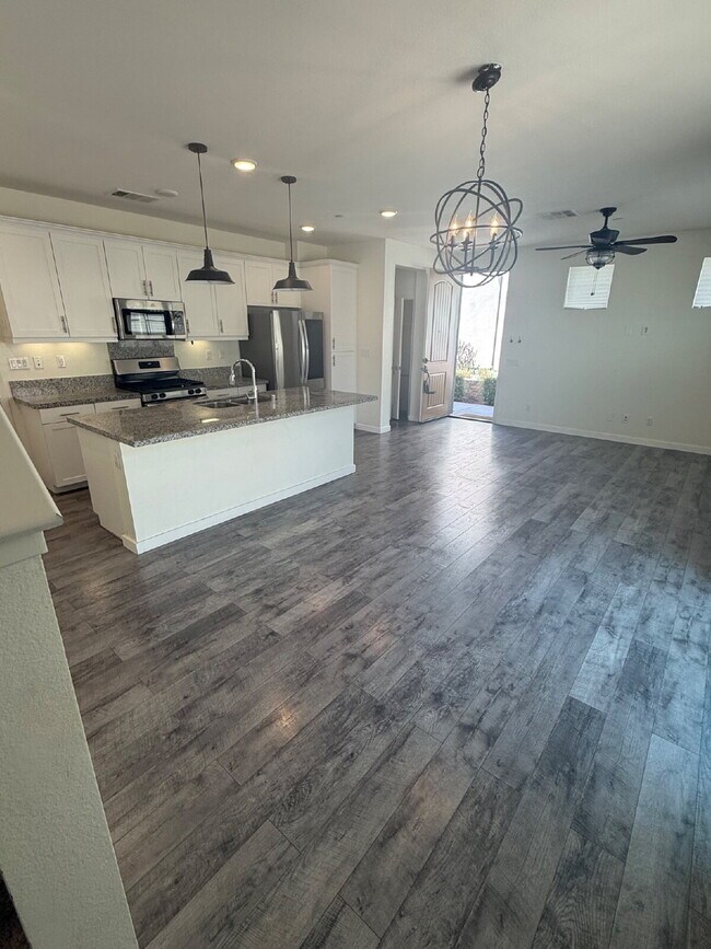 Building Photo - Located in the desirable Vista Bella community!   Don't miss the opportunity to make this your dr...