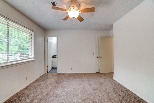 Building Photo - 4 Bed | 2 Bath | Broken Arrow | October