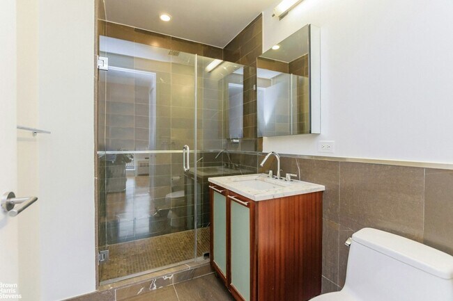 Building Photo - 3585 Greystone Ave