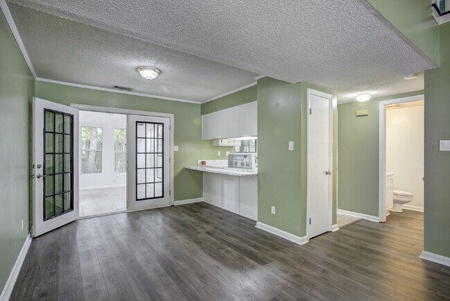 Building Photo - Townhome on Southside