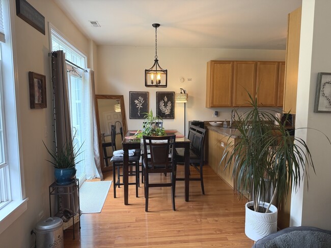 Building Photo - 2554 Evergreen Cir