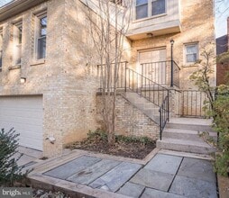 Building Photo - 9926 Great Oaks Way