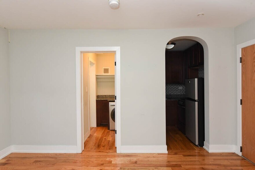 Building Photo - 553 W Arlington Pl