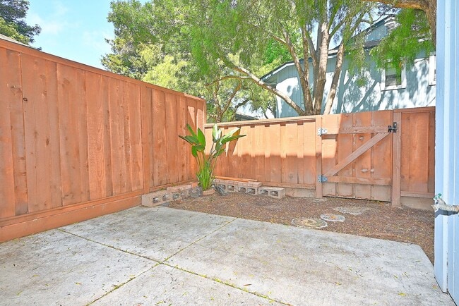Building Photo - $3190 -- Beautifully Remodeled Townhome in...