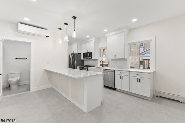 Building Photo - 633 Lafayette Ave