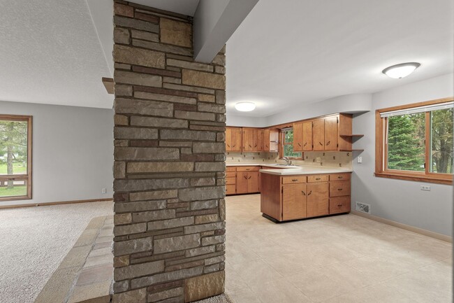 Building Photo - Spacious 4BR/1.5 Bath Rambler Early June!