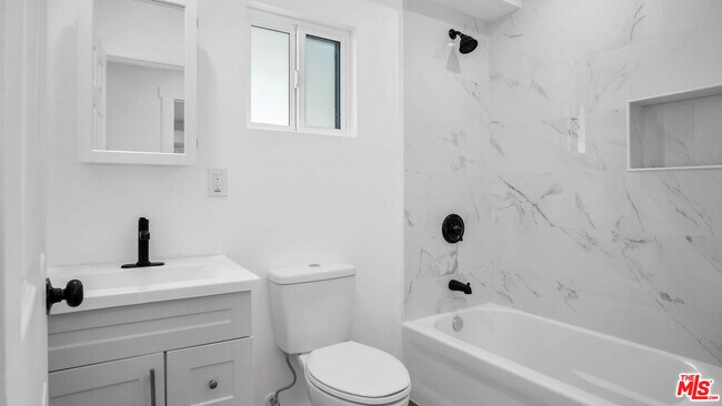 Building Photo - 15559 Three Palms St