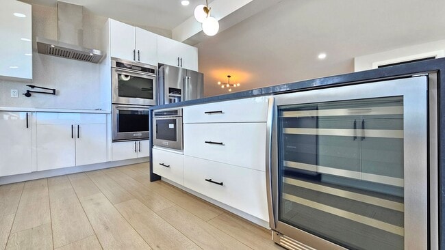 Building Photo - Waialae Nui Ridge - Renovated 4 bedroom, 3...