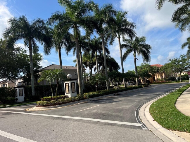 Building Photo - 4926 Ave