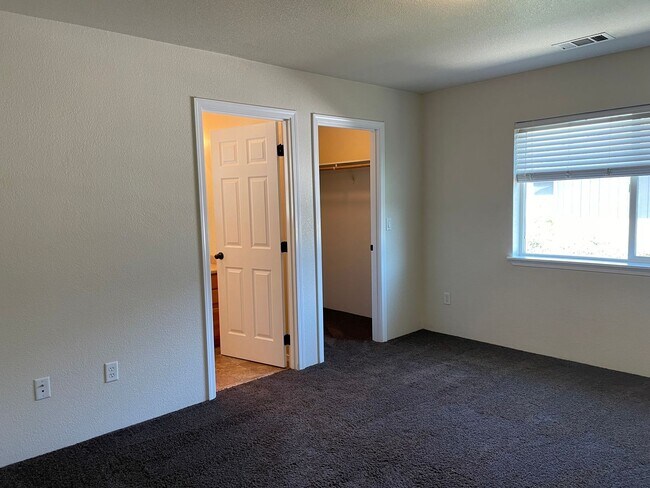 Building Photo - Very Nice 3 Bedroom 2.5 Bathroom Townhome ...