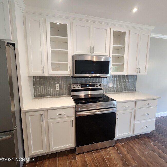 Building Photo - 115 Blue Bird Ln