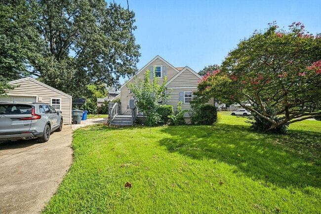 Building Photo - RARE FIND-4 BEDROOMS, 2 BATHROOMS, FENCED BACK YARD and GARAGE-PETS!!