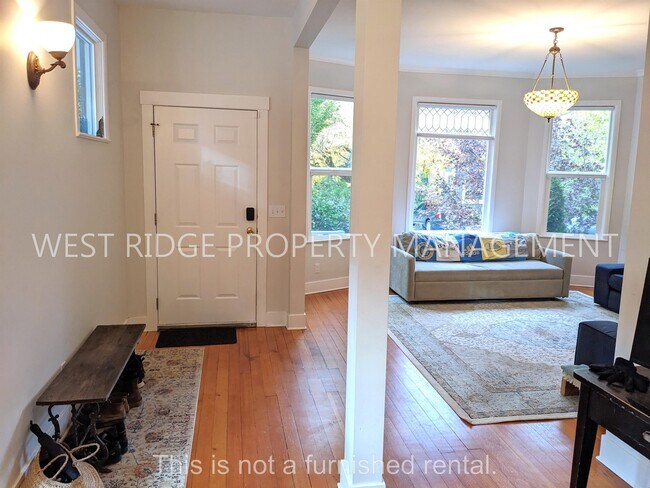 Building Photo - 34 NE Ivy St