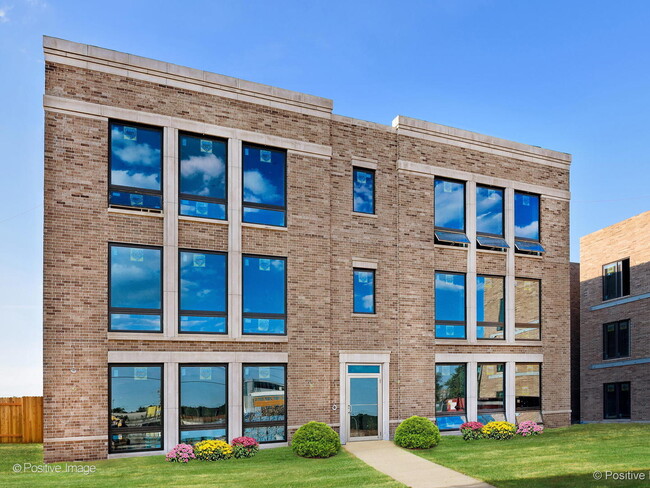 Primary Photo - 2150 N Neenah Ave