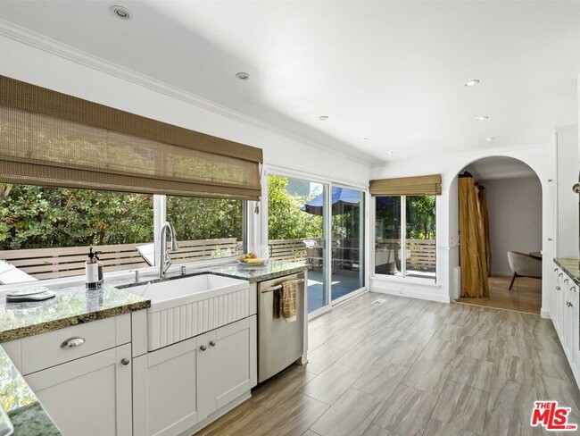 Building Photo - 2898 Woodwardia Dr