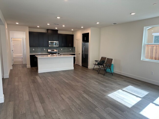 Building Photo - Beautiful 4 Bedroom / 3 Bath River Islands...
