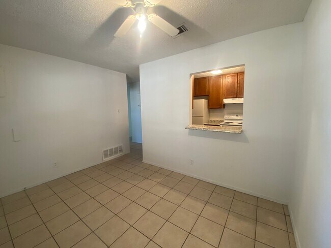 Building Photo - 2 BEDROOM DUPLEX, LAWN CARE AND WATER INCLUDED