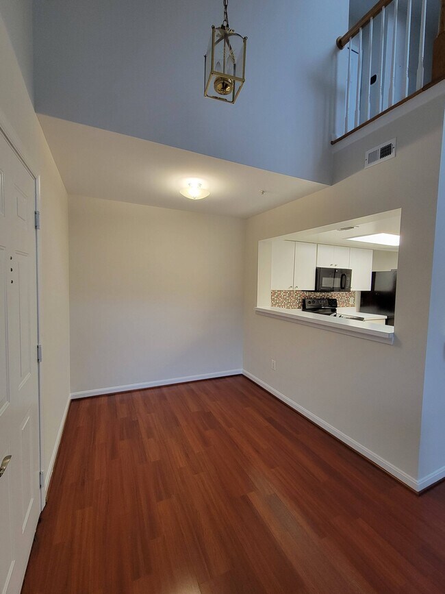 Building Photo - 913 Hillside Lake Terrace