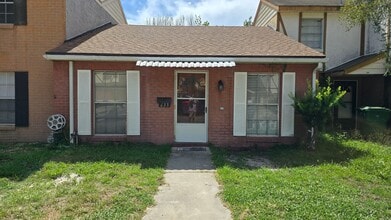 Building Photo - 2 Bed, 1.5 Bath private backyard
