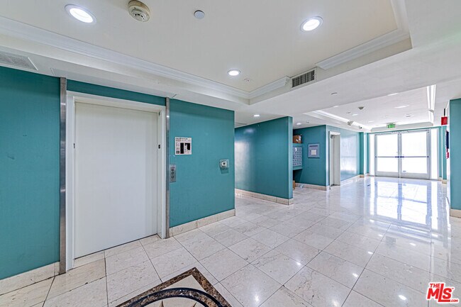 Building Photo - 3061 W 12th Pl