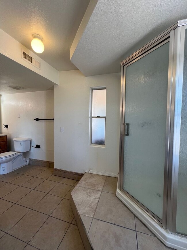 Building Photo - Beautiful 4 Bedroom 2 Bathroom Home