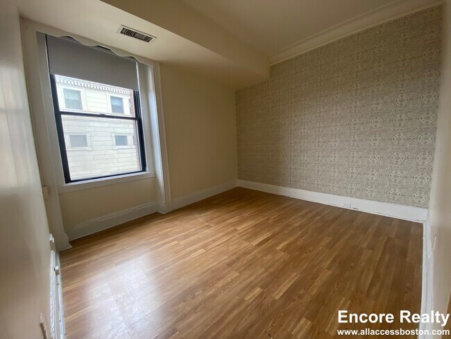 Building Photo - 62 Boylston St