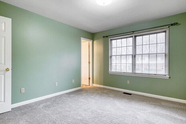 Building Photo - 3 bed/2 1/2 Bath.  Pet Friendly.  Easy access to I81/US460