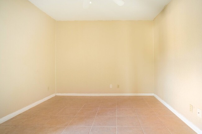 Building Photo - Queen room in 4-bed/2.0-bath Home