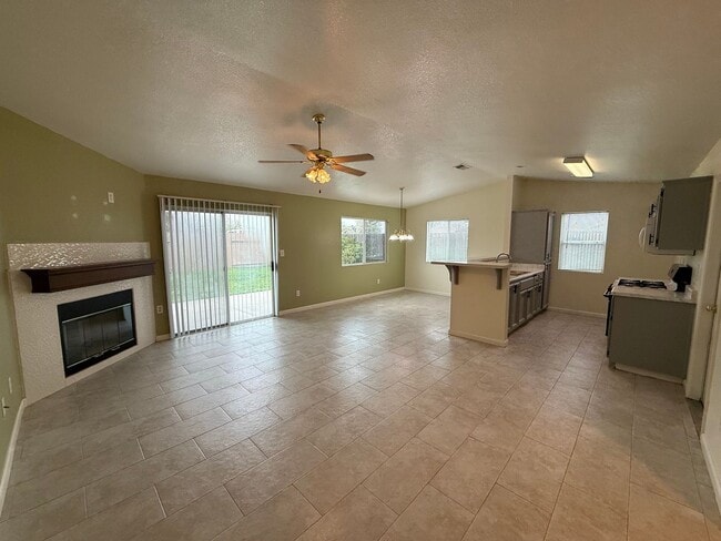 Building Photo - Bright 3 Bed / 2 Bath Home with Open Layout & Private Backyard