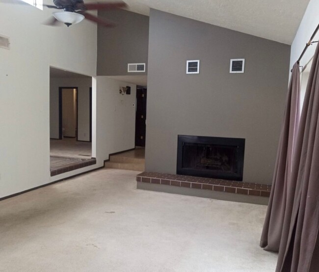 Building Photo - Cozy 2Bdr 2 Bath condo near sandia high sc...