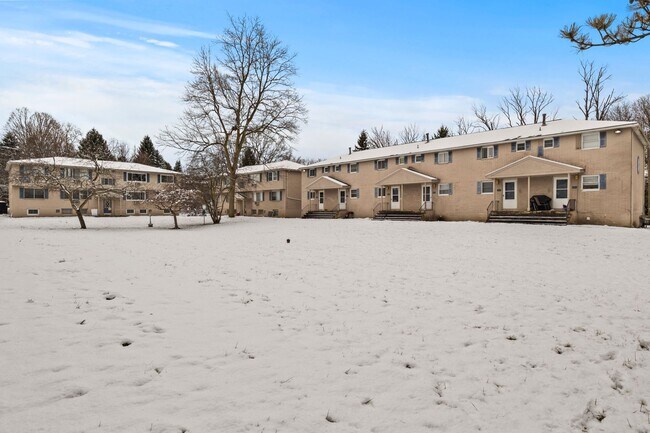 Building Photo - 2 Bed/1 Bath RENOVATED Townhome located in...