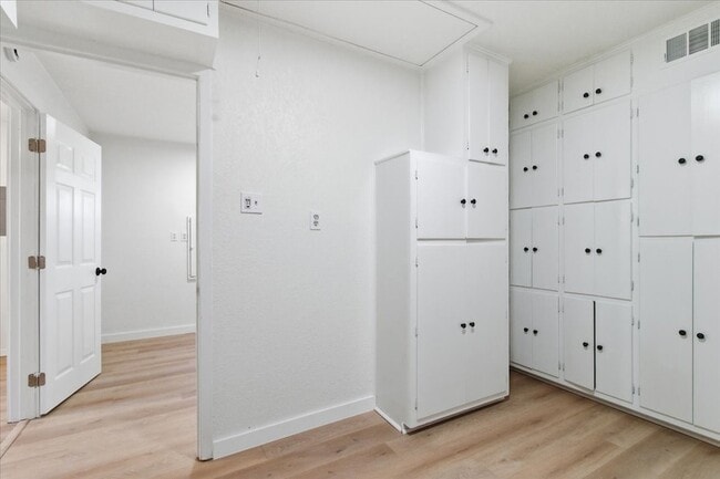 Building Photo - 4333 Thicket Dr