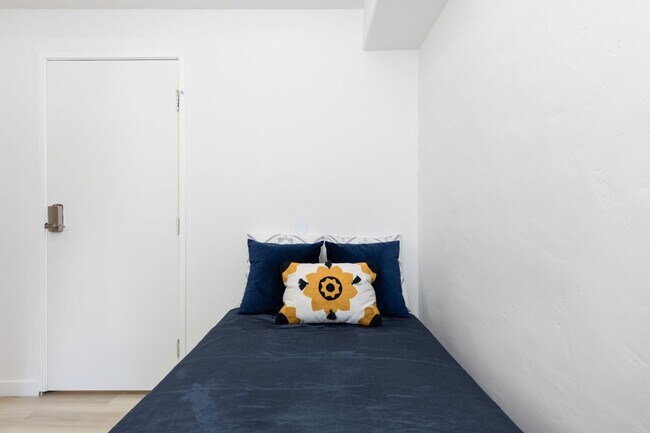 Building Photo - 832 Hilgard Ave