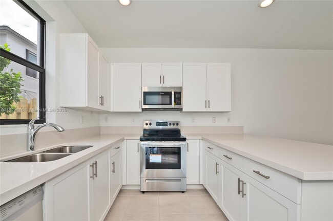 Building Photo - 523 SW 19th Ter